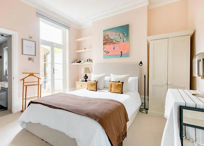 Luxury King-Bed Ensuite With Quiet Private Patio
