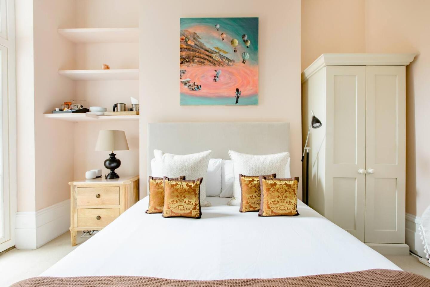Holiday home Luxury King-bed Ensuite With Quiet Private Patio *