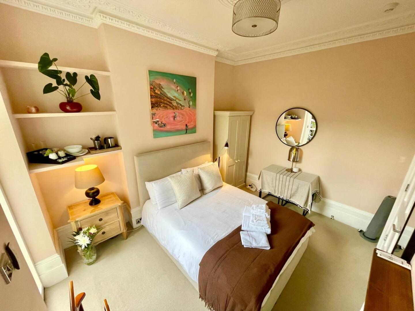 Luxury King-bed Ensuite With Quiet Private Patio Holiday home *