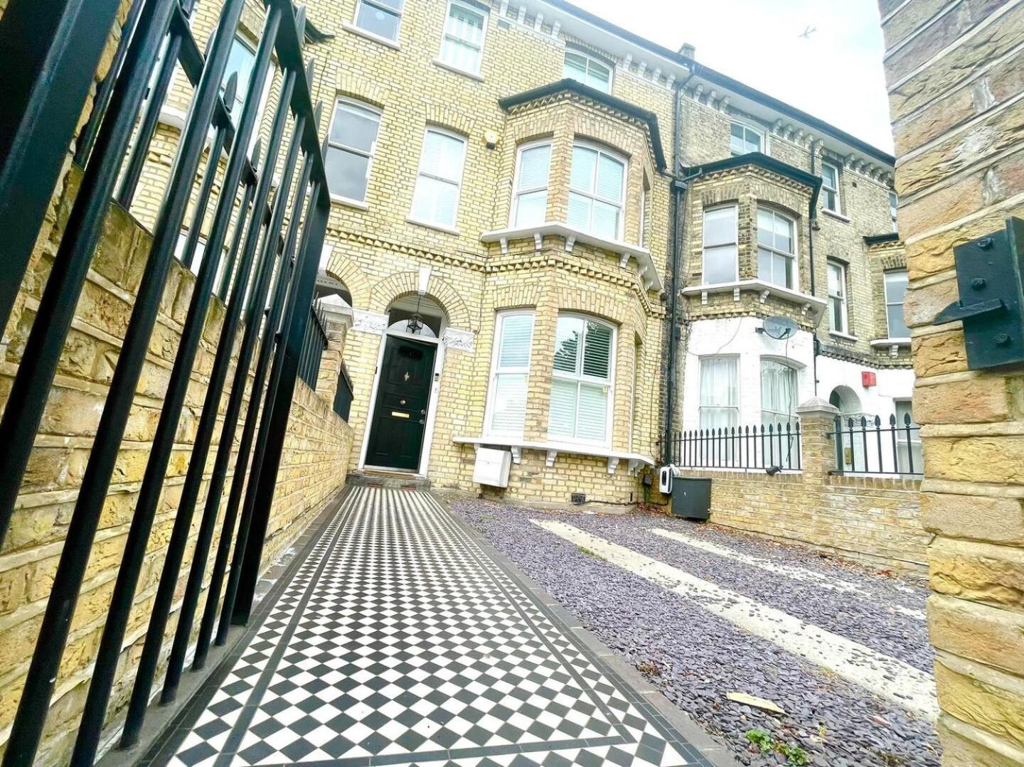 Luxury King-bed Ensuite With Quiet Private Patio London