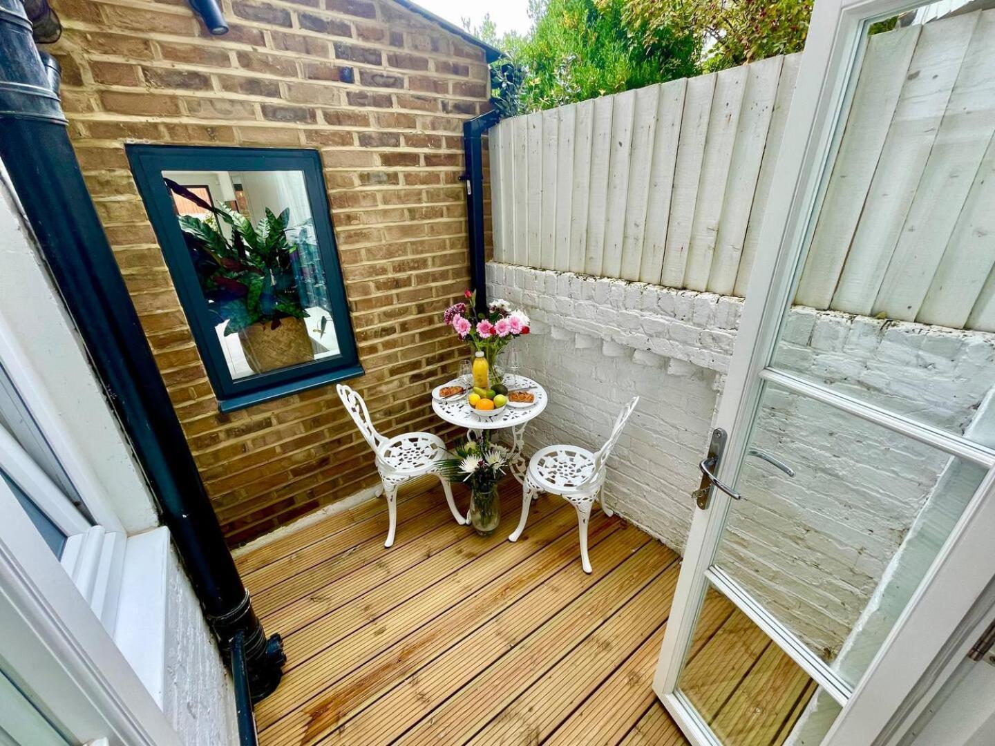 Holiday home Luxury King-bed Ensuite With Quiet Private Patio *