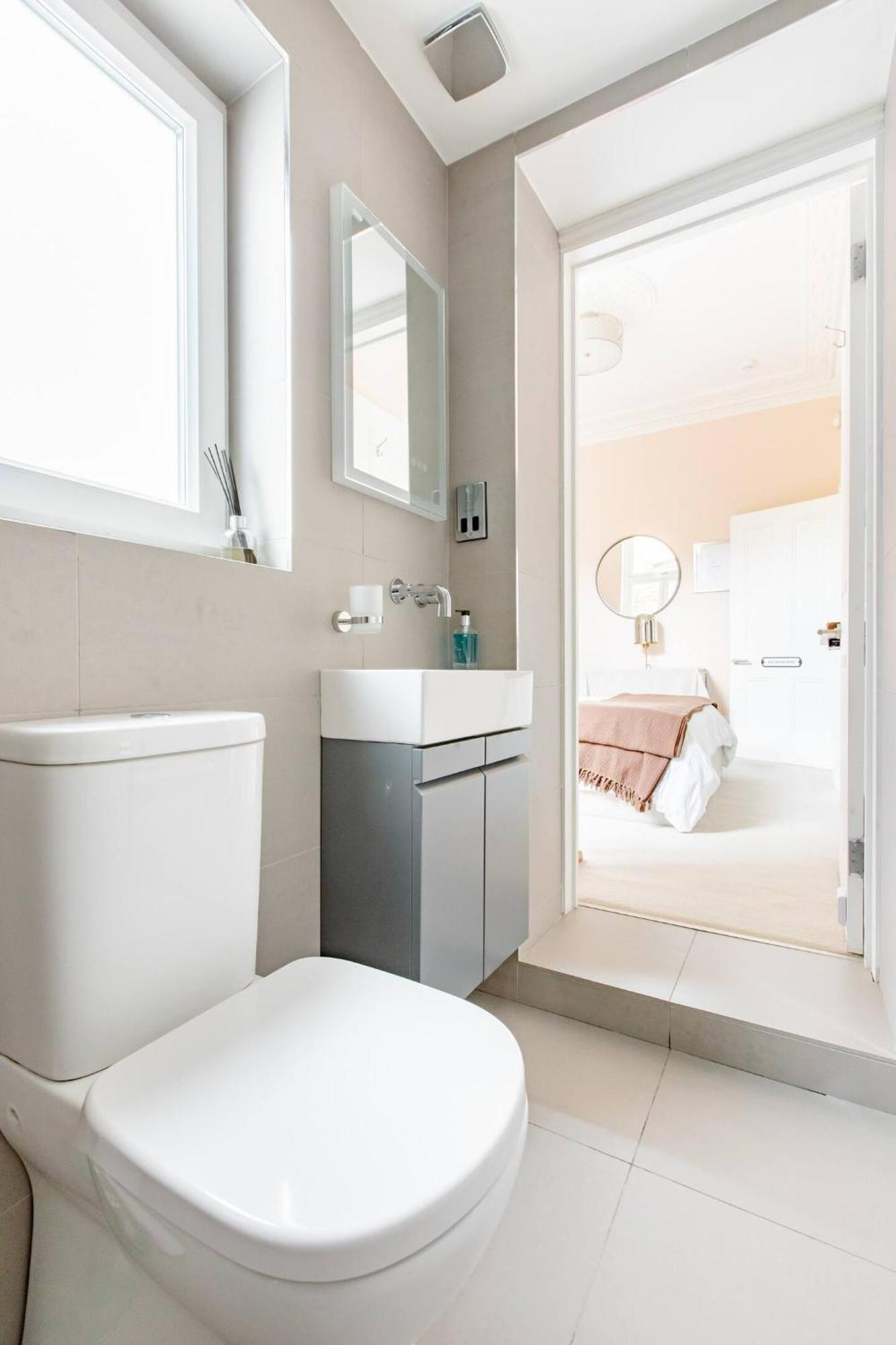Holiday home Luxury King-bed Ensuite With Quiet Private Patio London