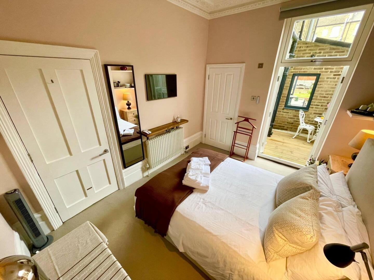 Holiday home Luxury King-bed Ensuite With Quiet Private Patio