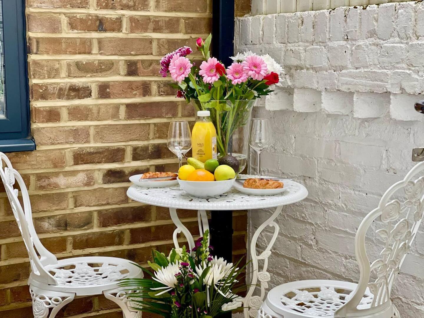 Luxury King-bed Ensuite With Quiet Private Patio Holiday home London