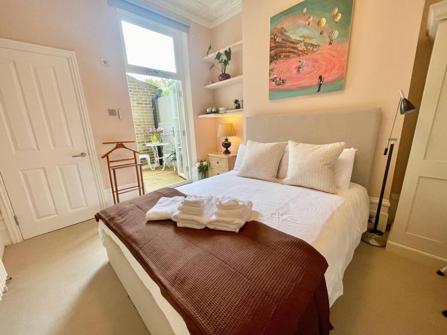 Luxury King-bed Ensuite With Quiet Private Patio London