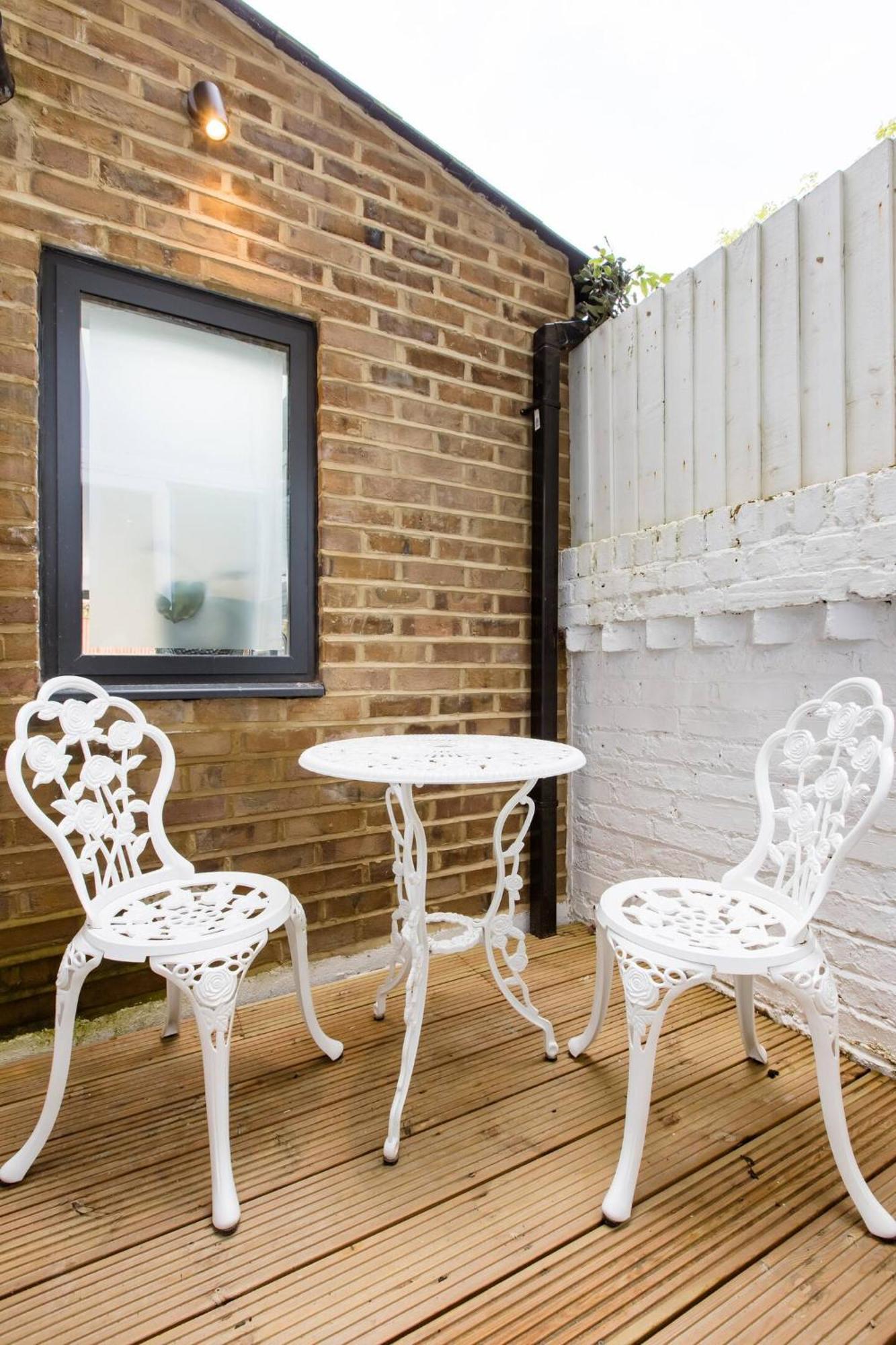 Luxury King-bed Ensuite With Quiet Private Patio Holiday home *